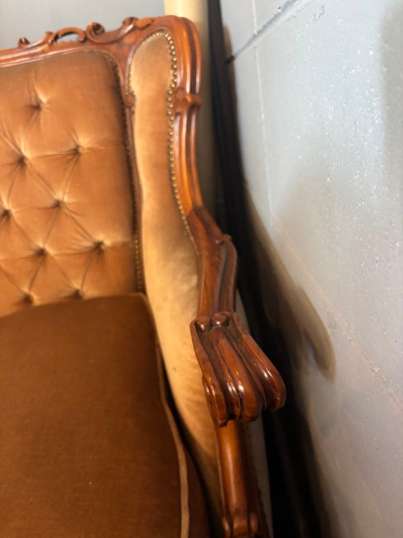 ヨーロッパアンティーク3人掛けソファボタン絞りベルベットソファ