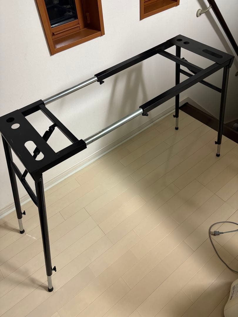 調整可能な黒金属製キーボードスタンド