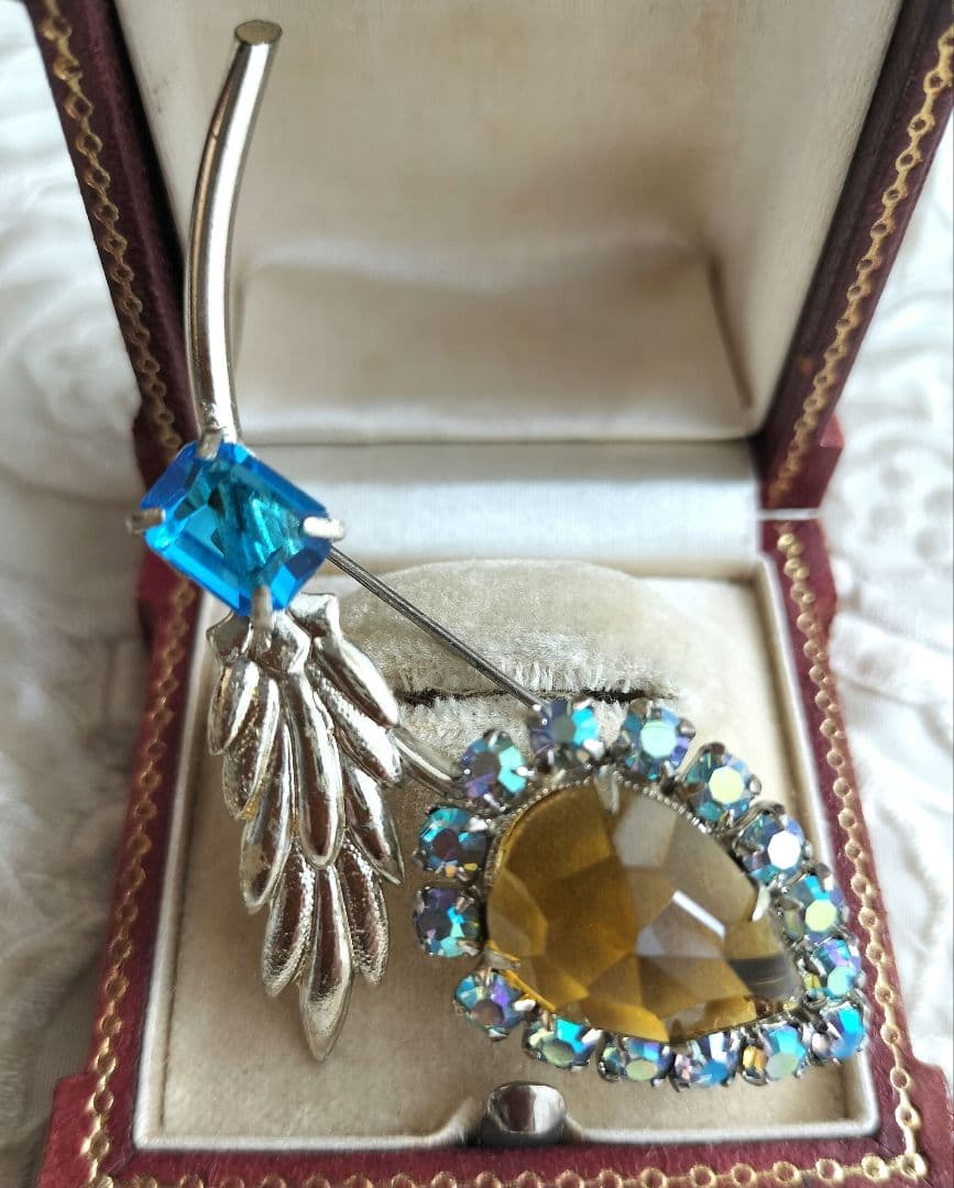 アンバーカラー雫型フラワー 虹色 ネオンブルー ビジュー ブローチと他1点