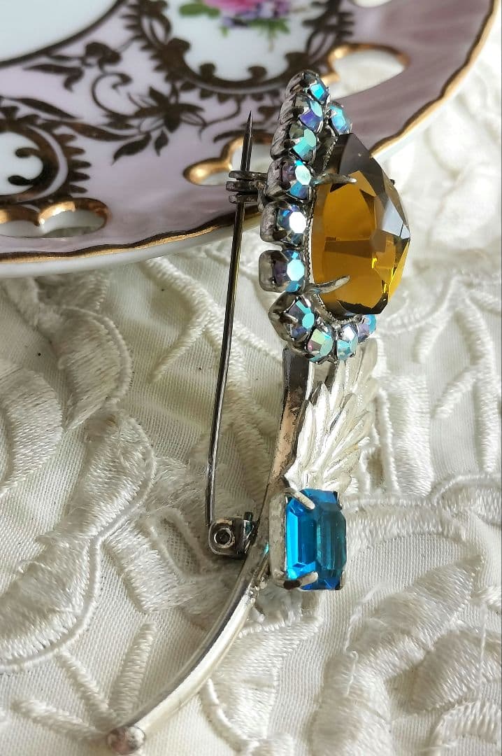 アンバーカラー雫型フラワー 虹色 ネオンブルー ビジュー ブローチと他1点