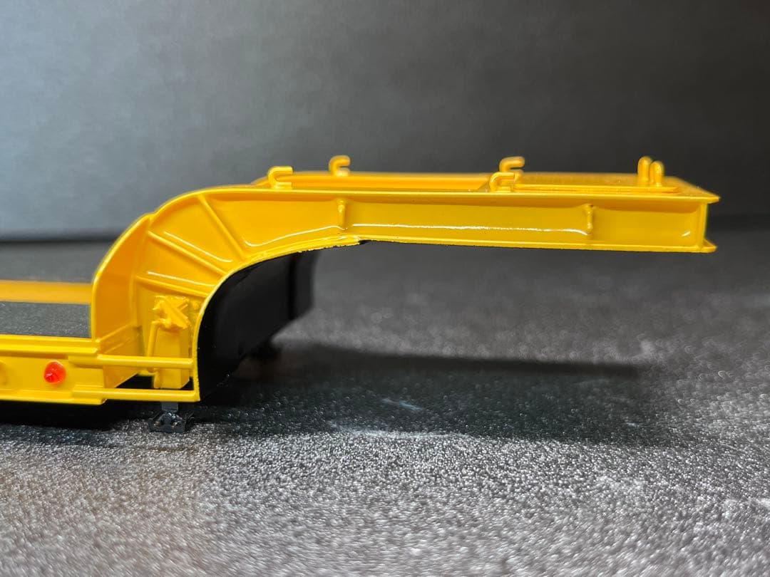 【アイル】　1/50 3軸低床トレーラー自動あゆみ付 建機 SCANIA