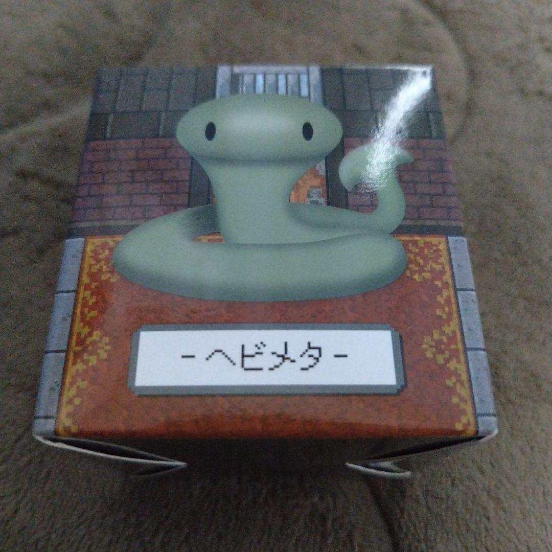 牛沢✕ヘビの命 ラバーマスコット ピンバッジ