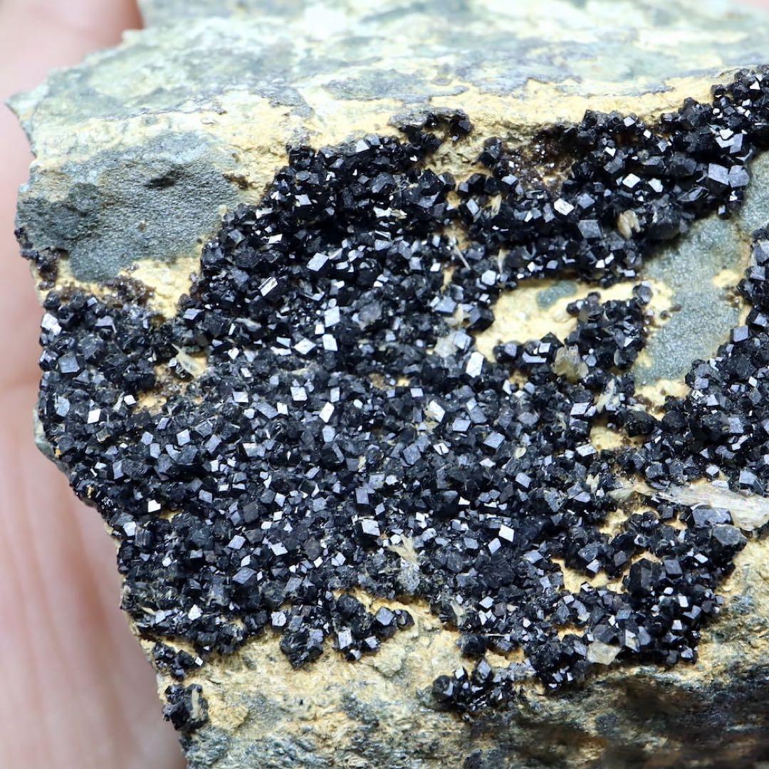 ※SALE※ メラナイト ガーネット 灰鉄柘榴石182,8g AND108 原石