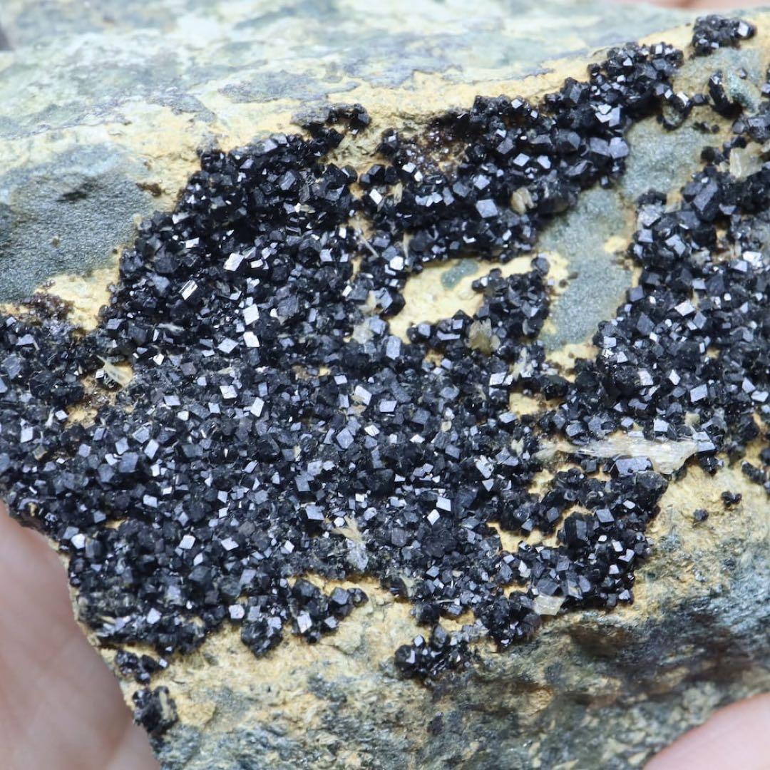 ※SALE※ メラナイト ガーネット 灰鉄柘榴石182,8g AND108 原石