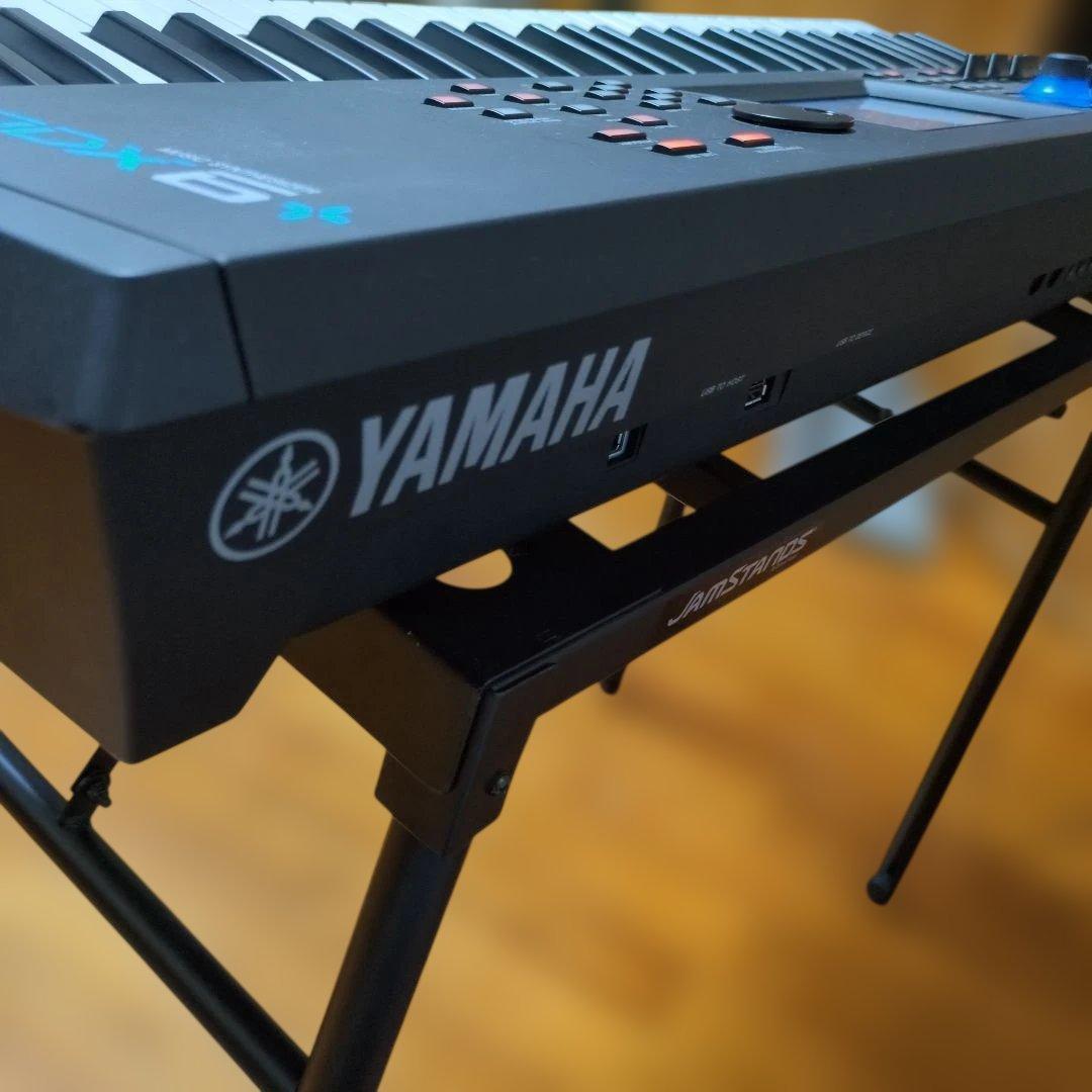 YAMAHA　MODX6+ 　(Cubase ，ソフトケース付)