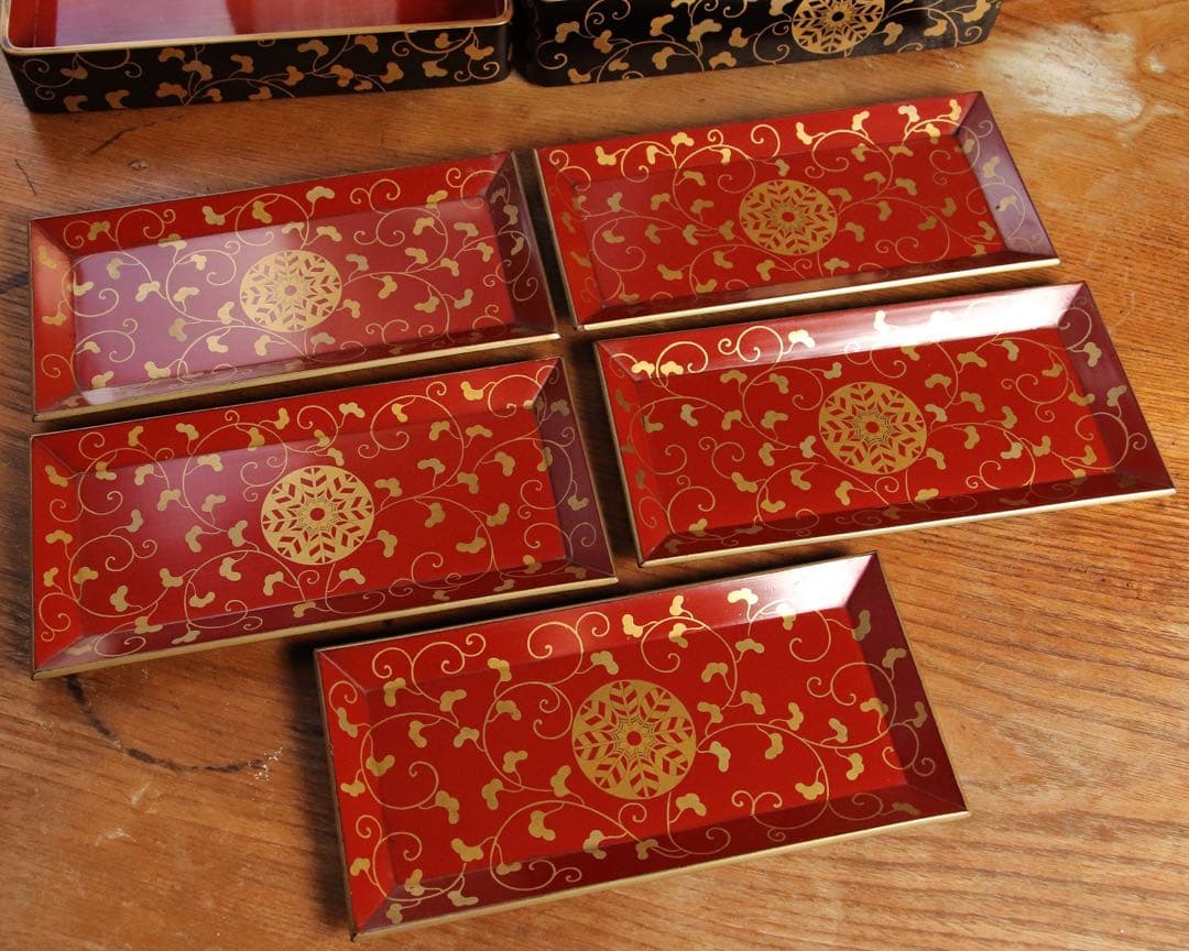 井上鷹の羽家紋　野弁当一式　時代漆芸　漆塗　金蒔絵　唐草　木製　提重