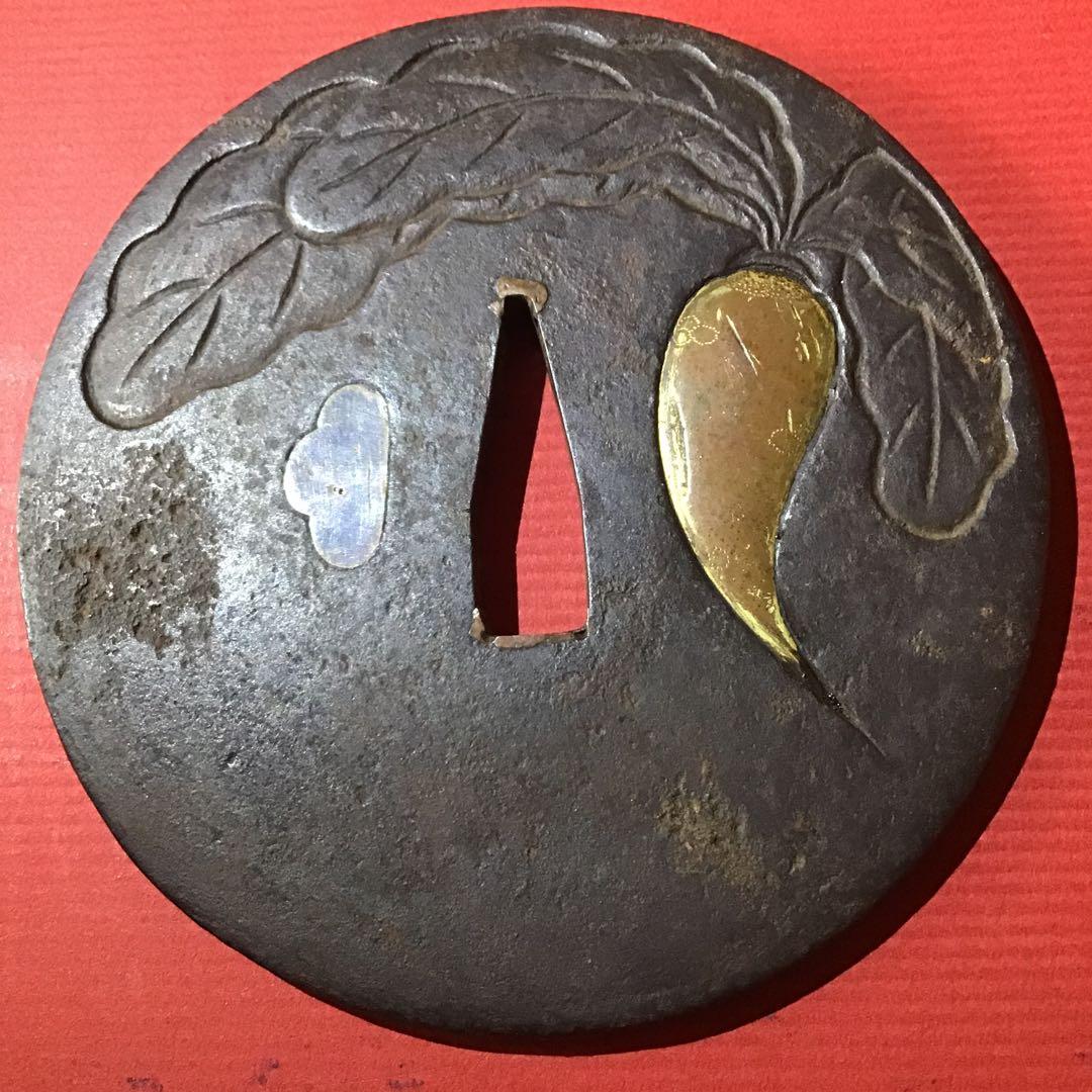 鉄地高彫色絵象嵌「蕪」図　大鍔　笄櫃銀埋　江戸時代保証　　　　書鍔箱