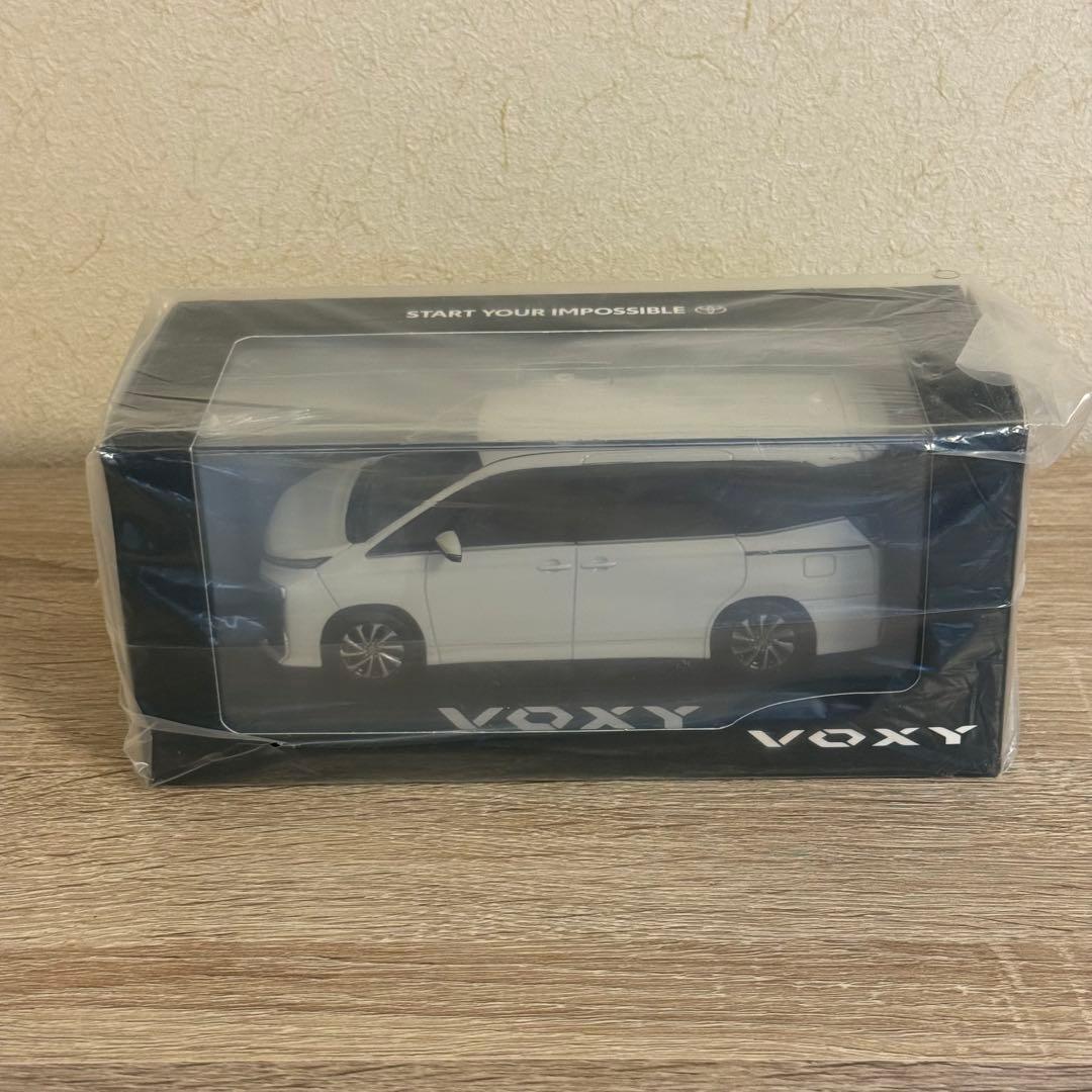 【非売品】トヨタ ヴォクシー ホワイトパールクリスタルシャイン 1/30マイカー