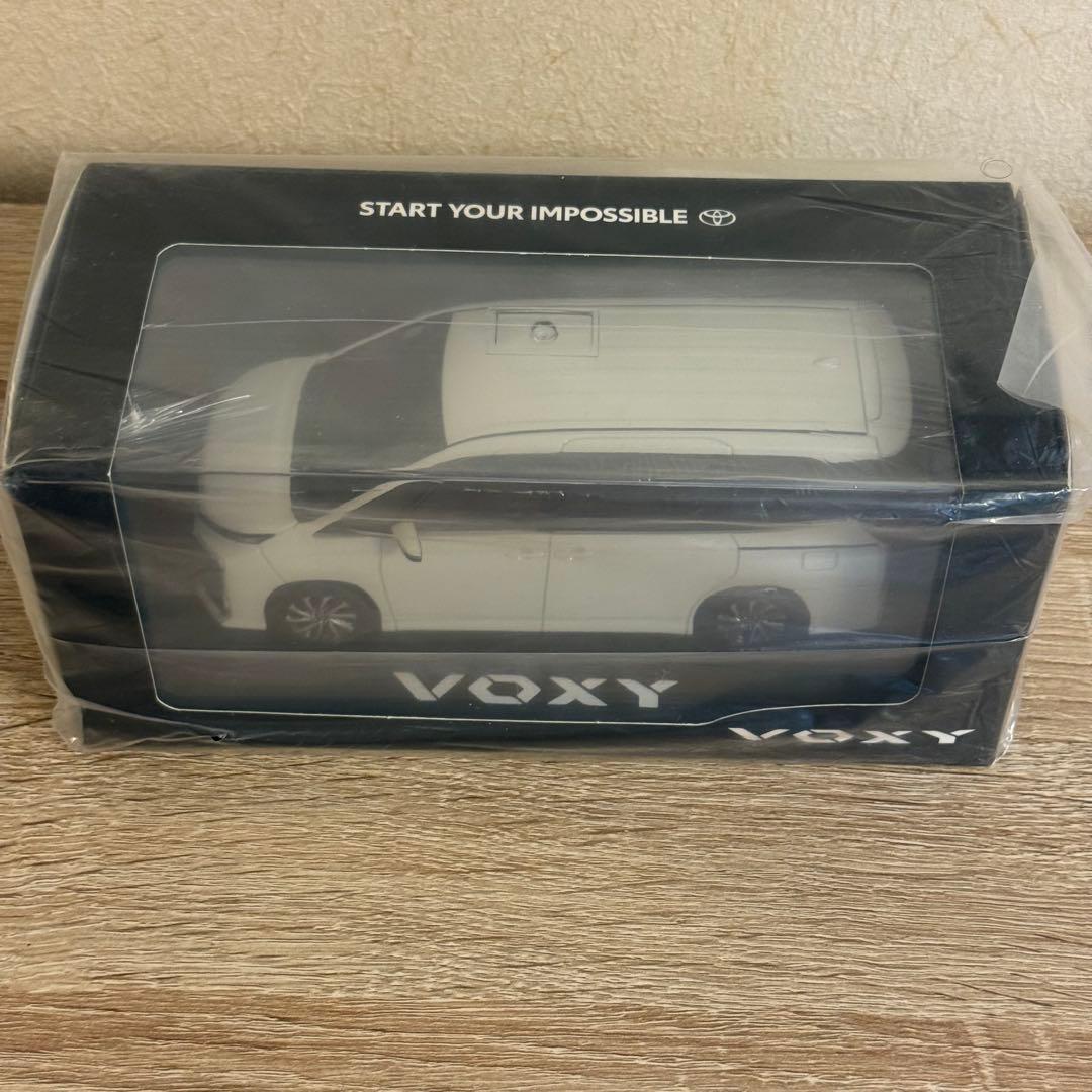 【非売品】トヨタ ヴォクシー ホワイトパールクリスタルシャイン 1/30マイカー