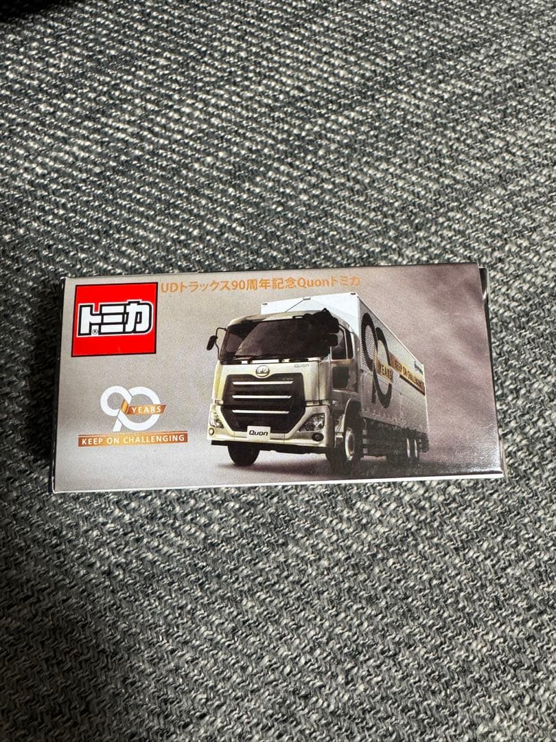 トミカ UDトラックス クオン　90周年記念車