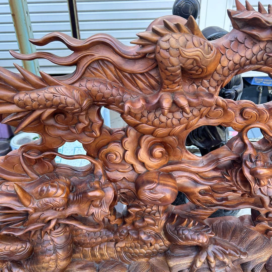 大きな　龍の彫刻
