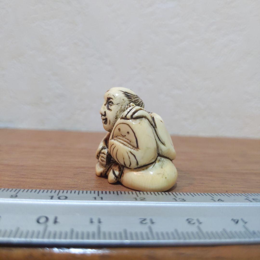 時代提げ物 人物根付 天然素材 在銘【翁と福だるま】高さ約2.9cm重さ約20ｇ