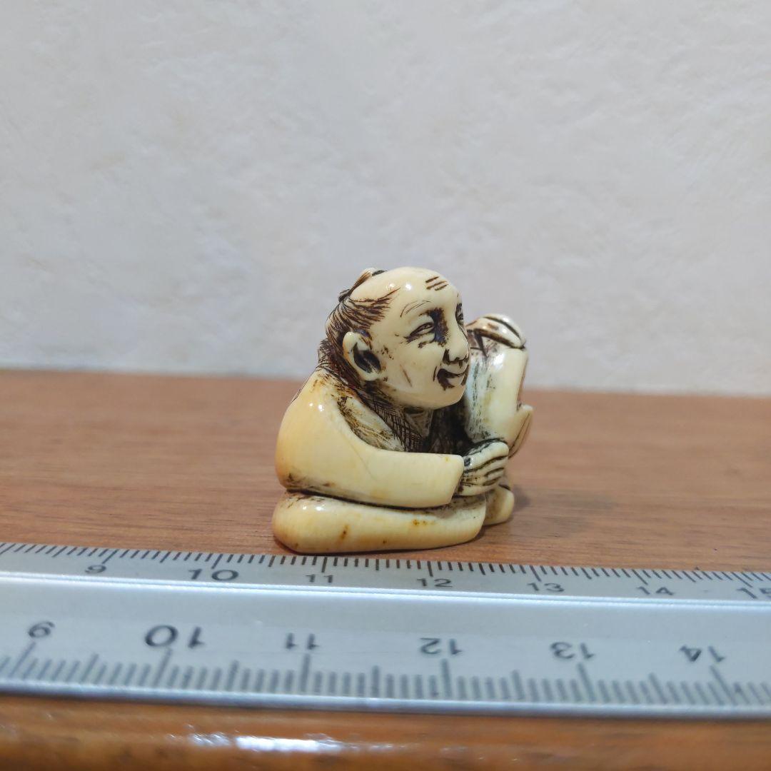 時代提げ物 人物根付 天然素材 在銘【翁と福だるま】高さ約2.9cm重さ約20ｇ