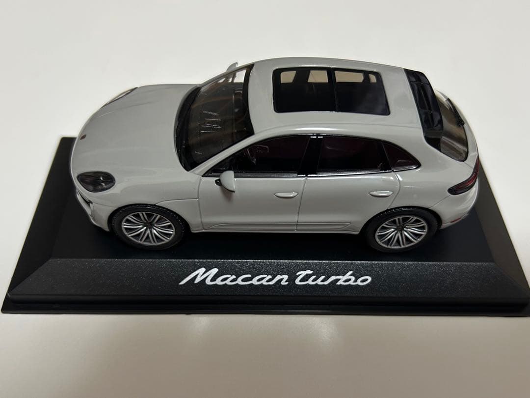 ミニチャンプス　ポルシェ マカン ターボ