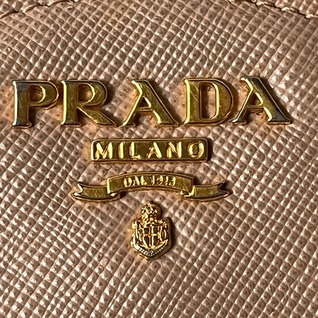 良品✨PRADA ラウンドケース　サフィアーノ　ストラップ付き　メタルロゴ