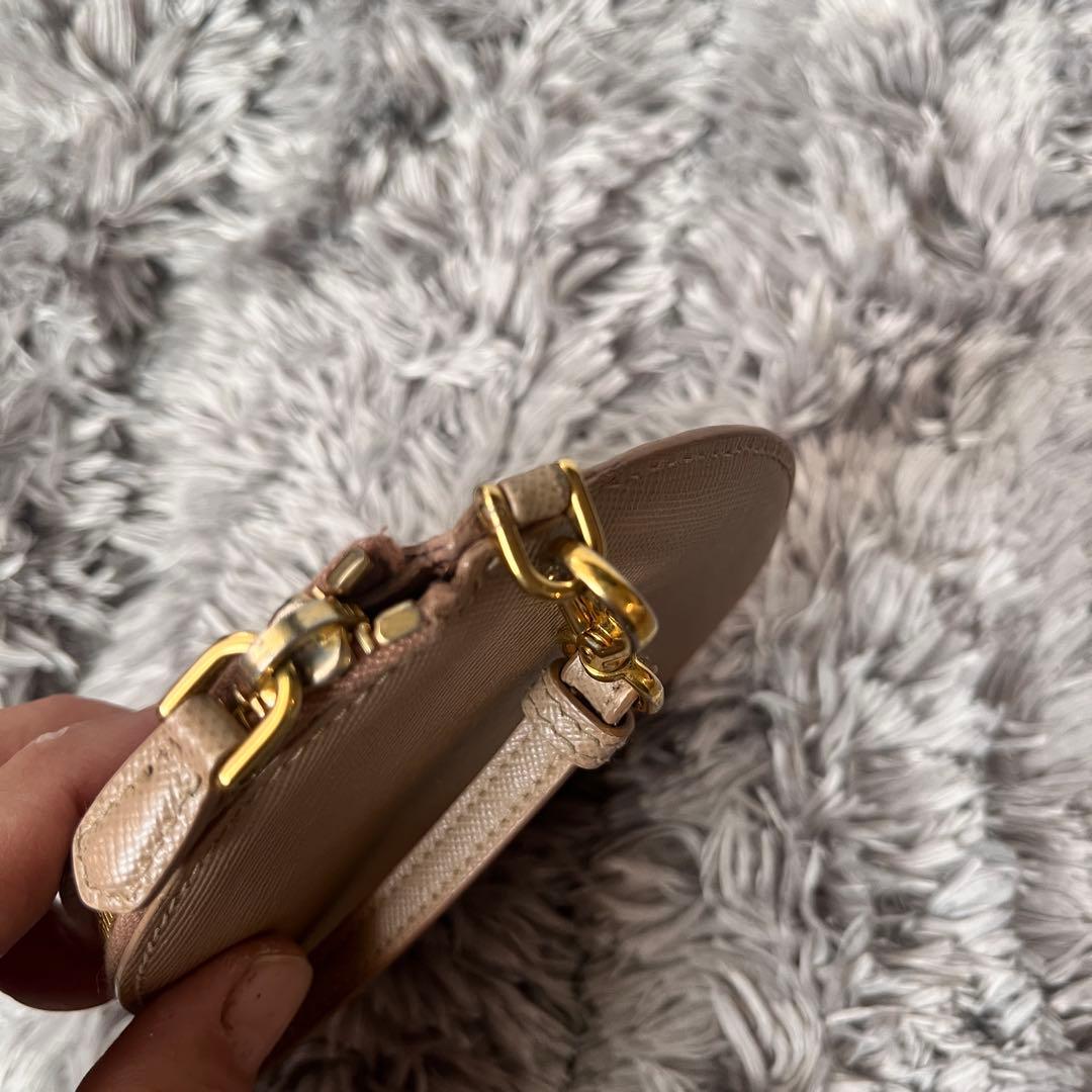 良品✨PRADA ラウンドケース　サフィアーノ　ストラップ付き　メタルロゴ