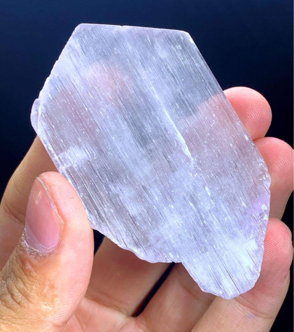 V字型にカットされたピンク色のクンツァイトクリスタル