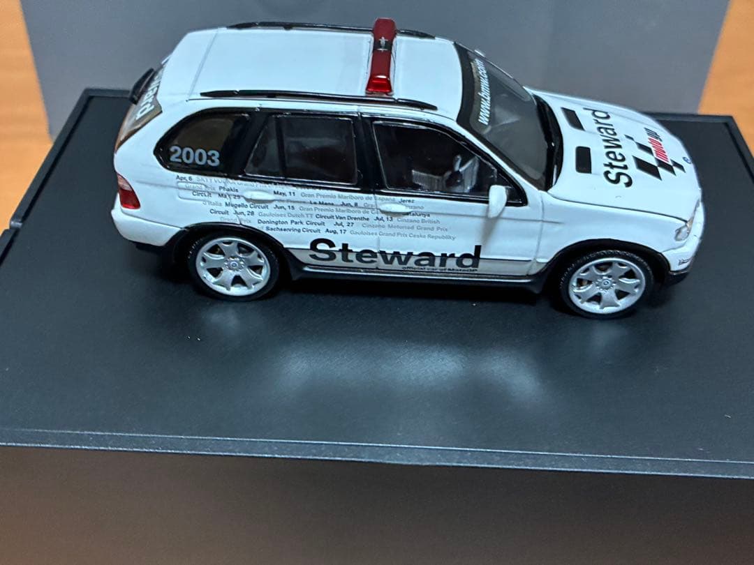 BMWディーラー特注 ミニチャンプス X5 Steward Car MotoGP