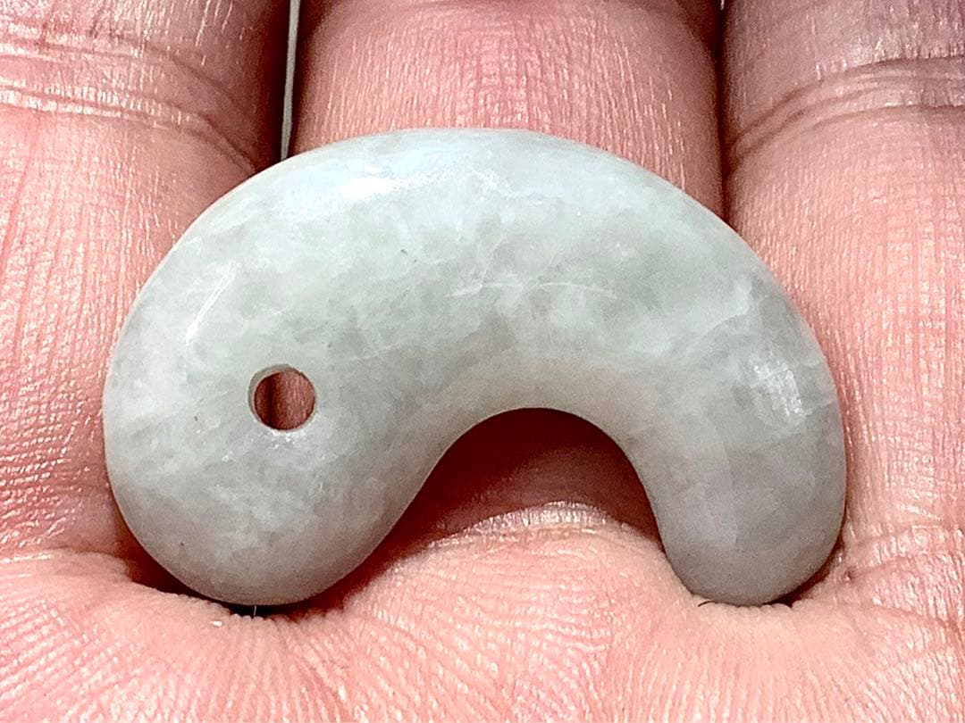 ✳吉祥開運　糸魚川翡翠勾玉*氷*アイスジェイド勾玉　極上品質　激安鑑別書取得品‼️