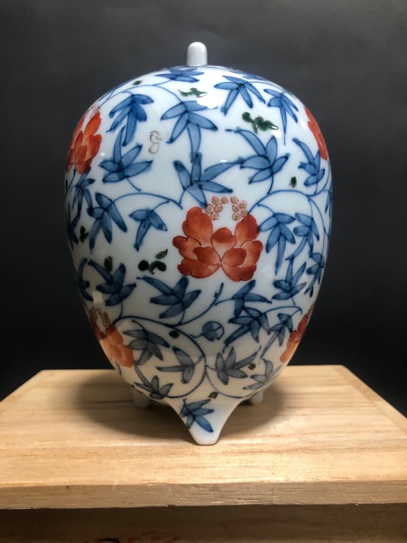 ゆゆです有田焼　色絵唐花文香炉　丈右衛門造　共箱　美品