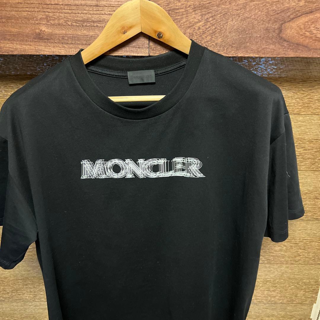 MONCLER 黒 Tシャツ ラバーロゴ付き
