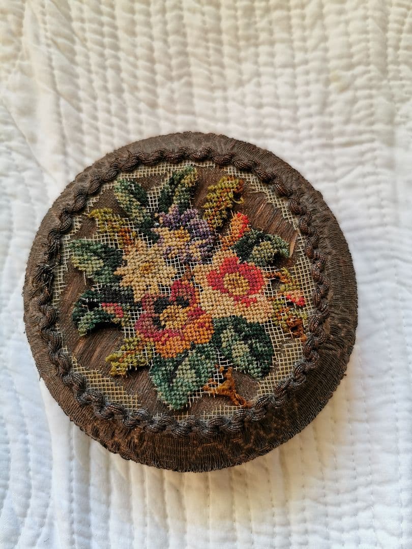 アンティーク 金属スレッド＆ニードルポイントワーク 針山型 木製ディスプレイ台