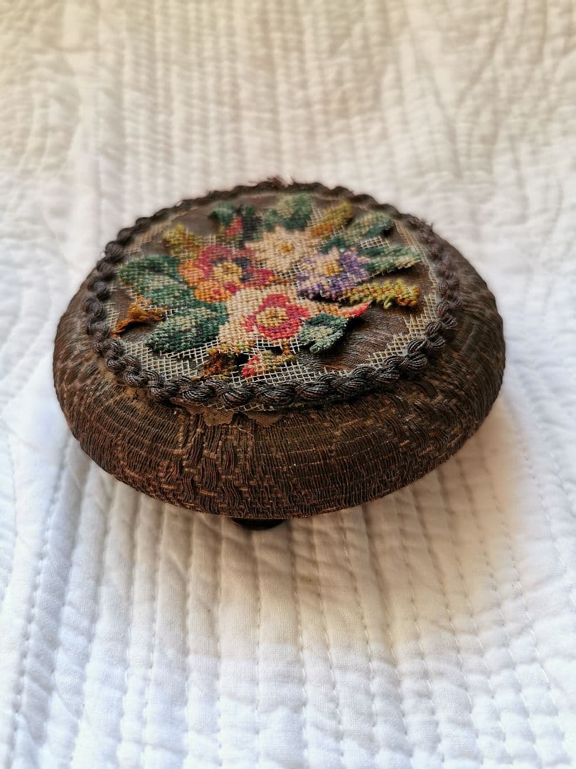 アンティーク 金属スレッド＆ニードルポイントワーク 針山型 木製ディスプレイ台