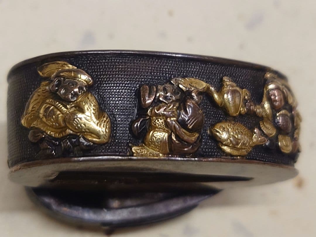 縁頭、赤銅魚子地に七福神図