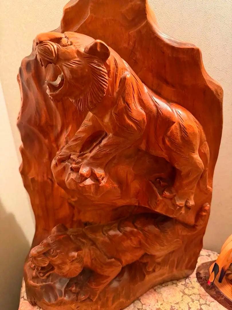 北海道産　 木製ライオン彫刻