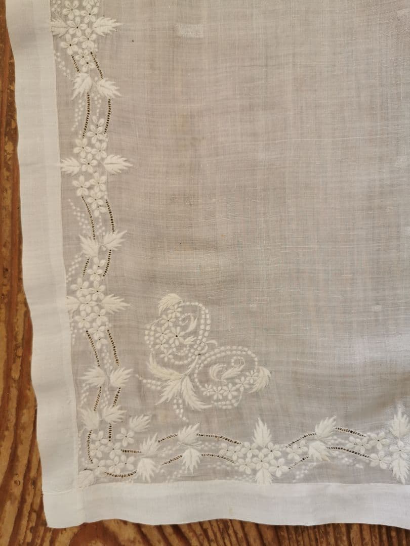 アンティーク 小花と実と葉の精緻なエンブロイダリー マリアージュハンカチーフ