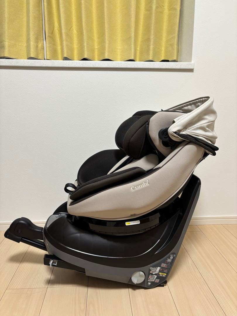 Combi 回転式チャイルドシート ベージュ/ブラック