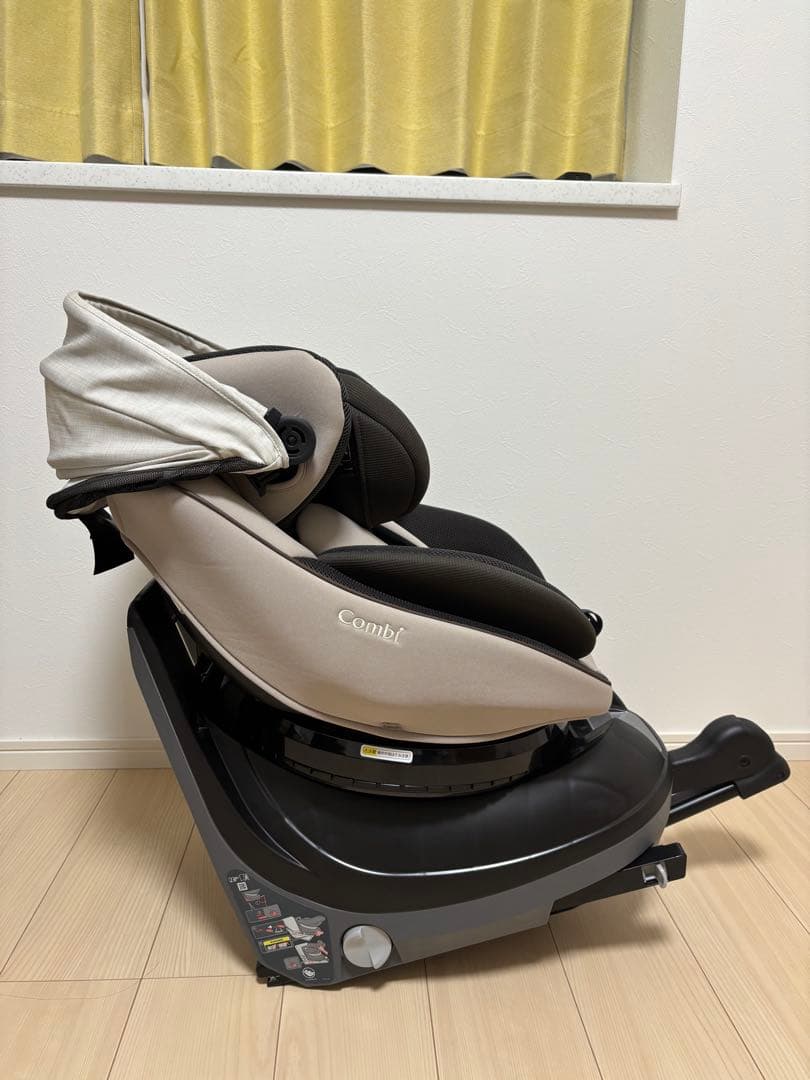 Combi 回転式チャイルドシート ベージュ/ブラック