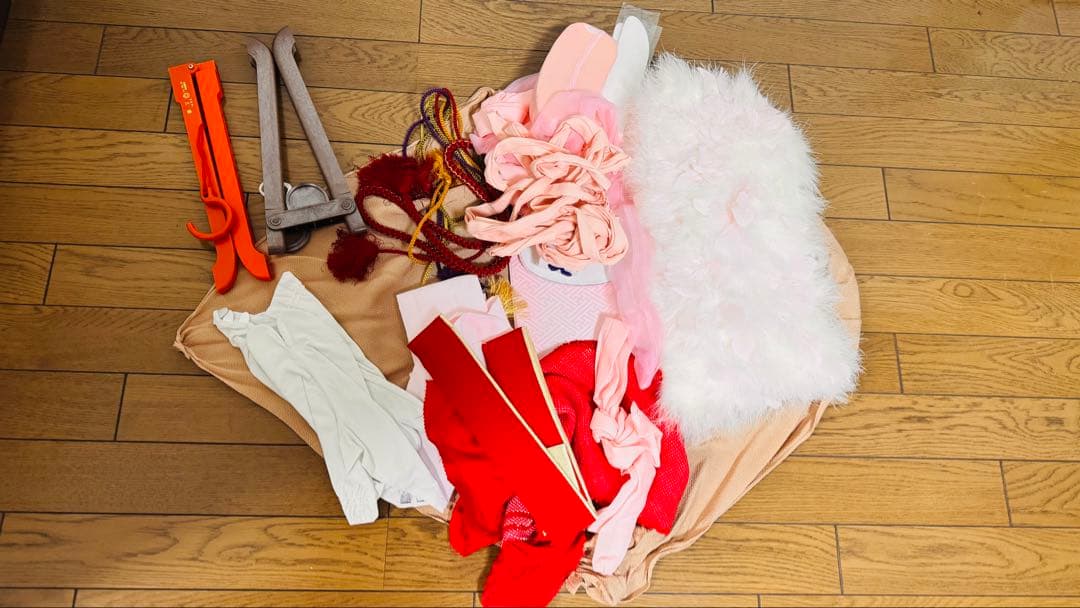 振袖（緑）、袴、（茶色）、帯（黒金）、フェザーショール（白、ピンク）その他。