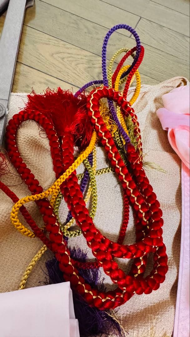 振袖（緑）、袴、（茶色）、帯（黒金）、フェザーショール（白、ピンク）その他。