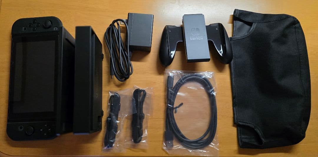 Nintendo Switch　本体と付属品　ケースとドックカバー付き　グレー