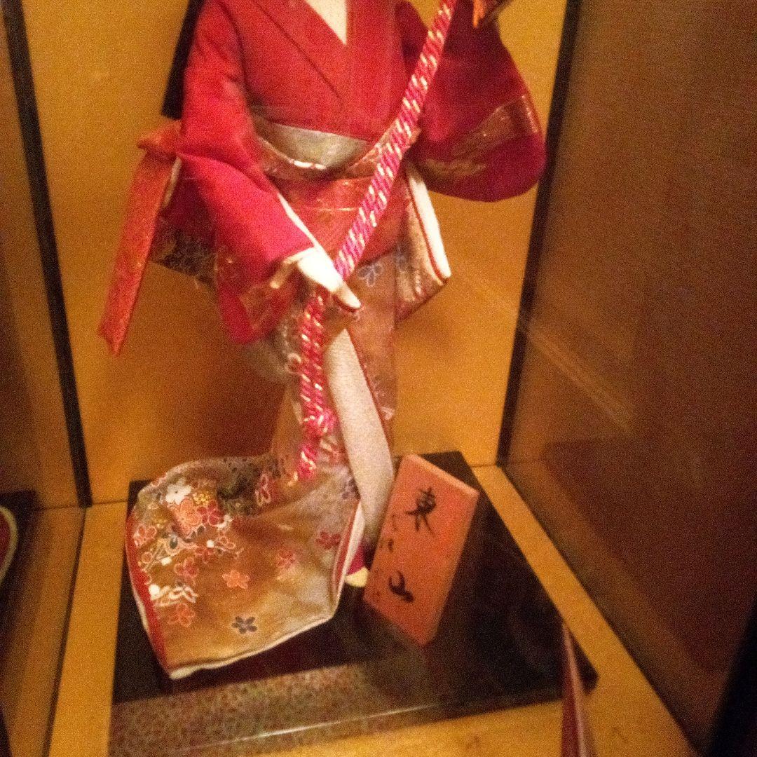 赤色の着物を着た東山日本人形