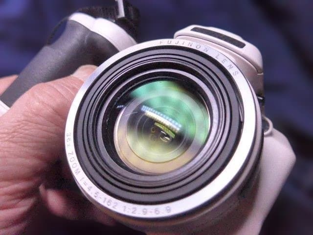 美品完動品。単三電池使用コンデジ　フジ FinePix S8650 ホワイト