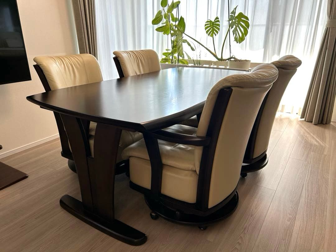 ル*ー様 お値下げしました【直接引取限定/岡山】ニトリ　ダイニングテーブル　肘付