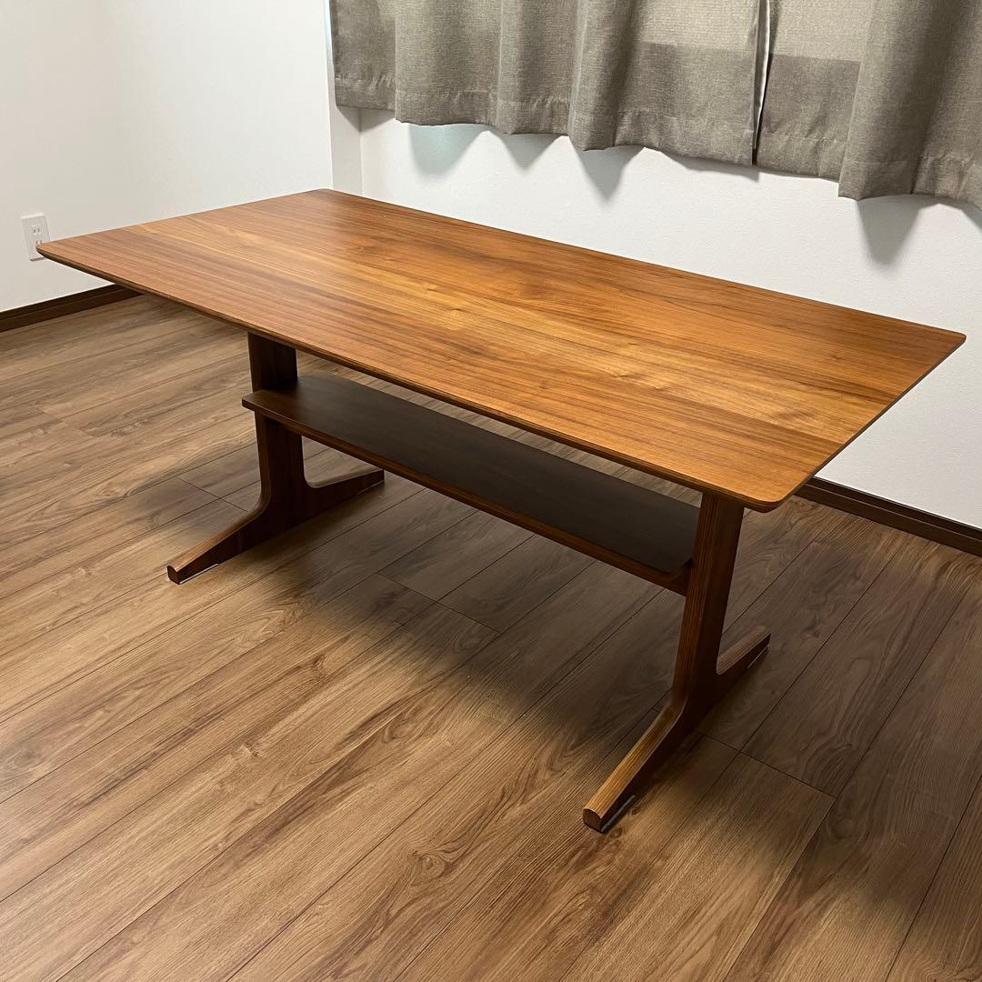 ウッド調　リビングでもダイニングでもつかえるテーブル