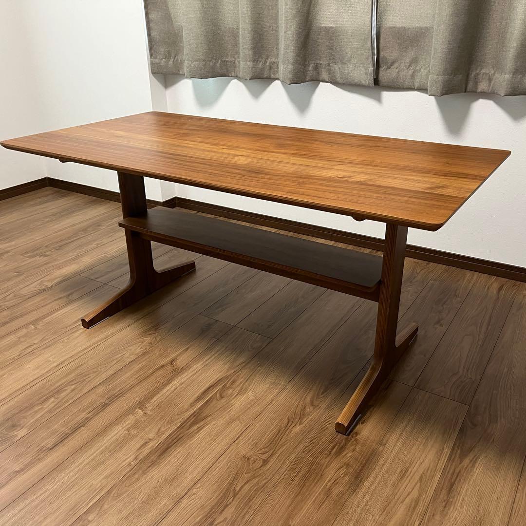 ウッド調　リビングでもダイニングでもつかえるテーブル