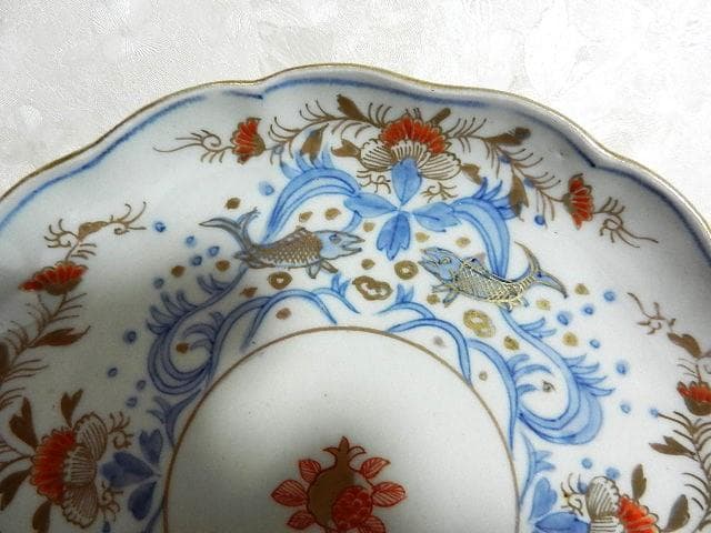 伊万里焼色絵 柘榴 菊 魚藻文様 輪花型七寸皿