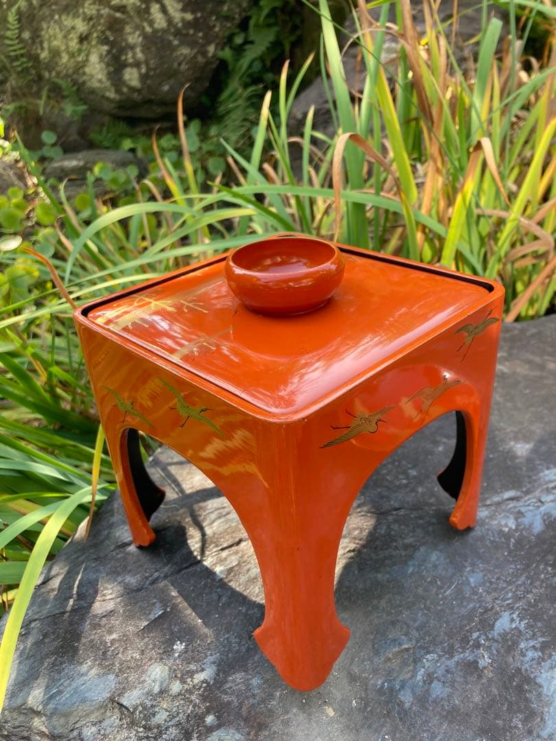 京都の美しいヴィンテージ品　昭和8年　漆器セット 鶴　盃　金箔装飾　正月　大晦日