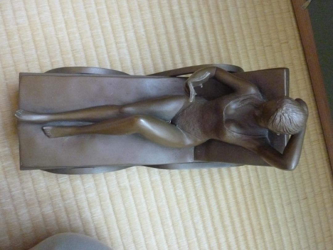 レトロ！ 銅炎 リクライニングチェアーで、寛ぐ女性像