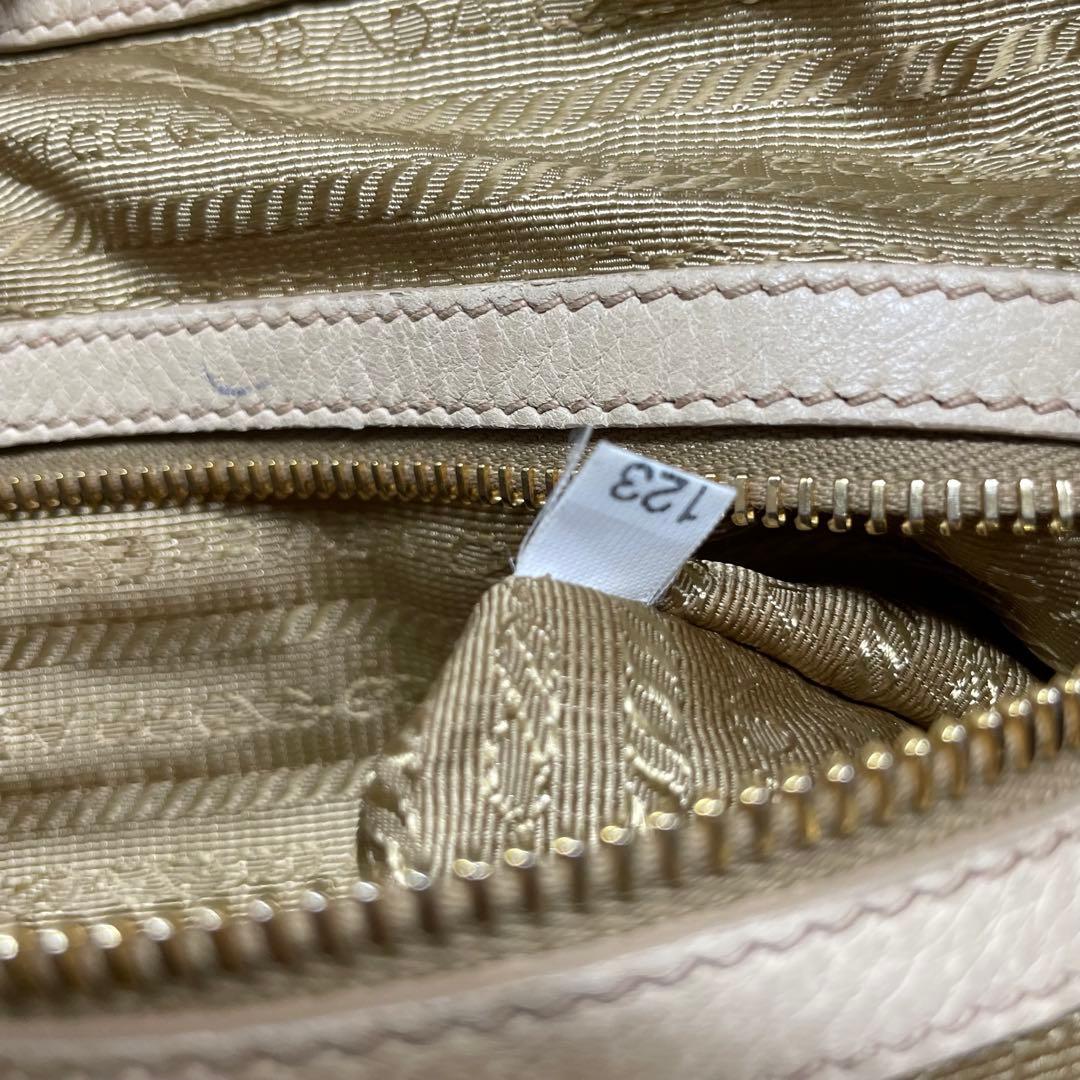 ア*オ様 PRADA ベージュ レザー ハンドバッグ