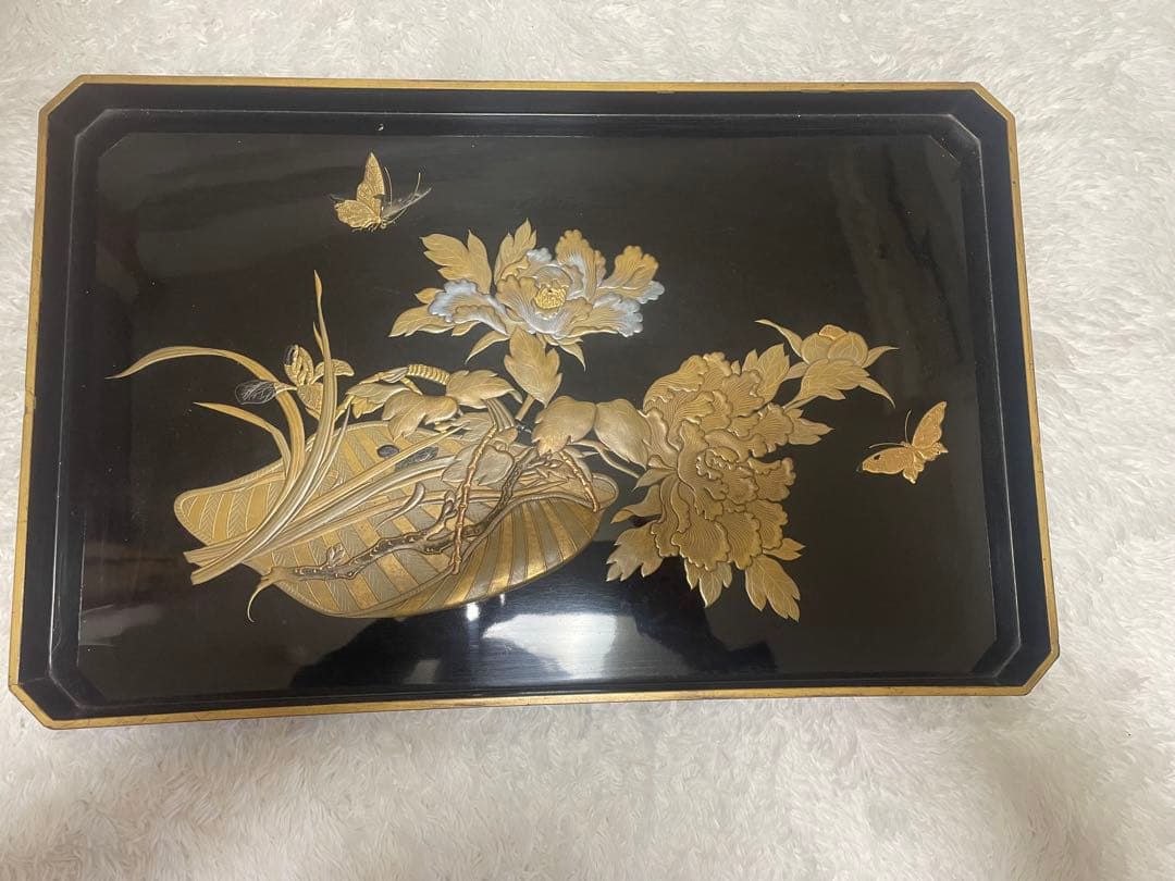 輪島塗り　漆器 膳 金色の花と蝶のデザイン　金蒔絵