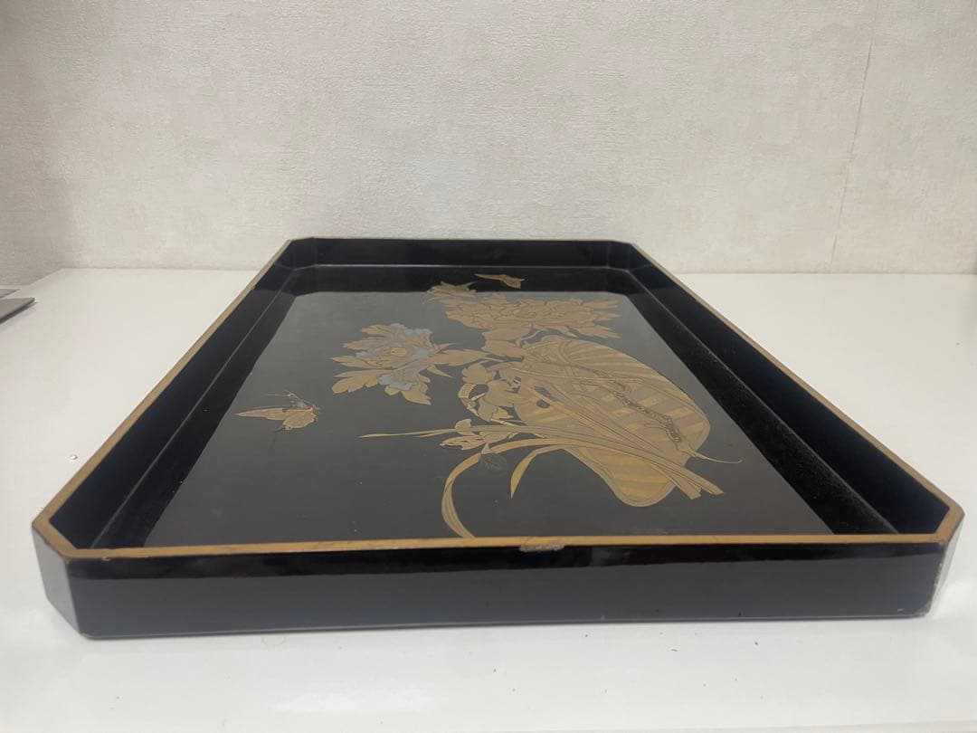 輪島塗り　漆器 膳 金色の花と蝶のデザイン　金蒔絵