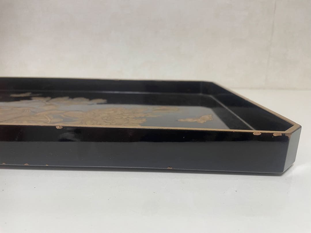 輪島塗り　漆器 膳 金色の花と蝶のデザイン　金蒔絵