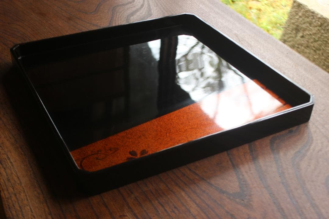 優美な梨地塗に風情ある流水桜文の映える隅切り四方折敷（検輪島塗蒔絵膳お膳お盆