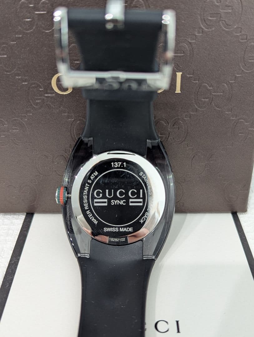 GUCCI SYNC ラバーベルト時計