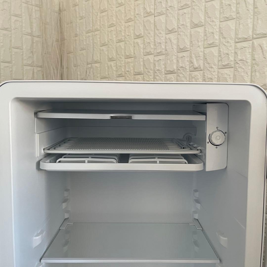 東京23区配送無料✨キズ多い為格安❗️冷蔵庫　コンフィー　コンパクトサイズ